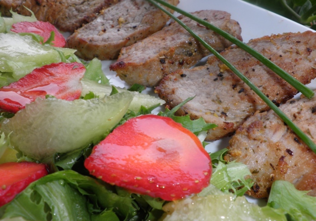 polędwica z sałatka owocową foto