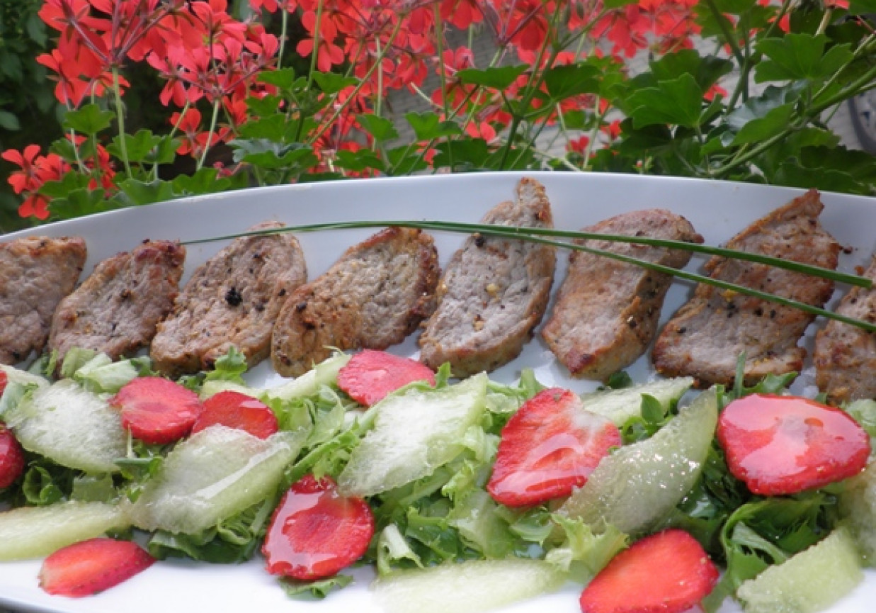 polędwica z sałatka owocową foto