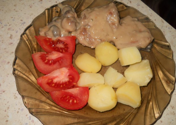 Fotografia przedstawiająca Polędwica +ziemniaczki i pomidorek