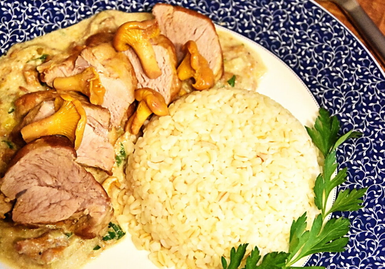 Polędwiczka w sosie kurkowym z kaszą bulgur foto