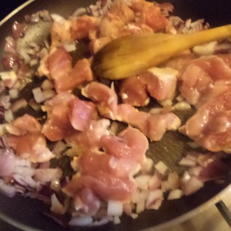 Krok 2 - Polędwiczka wieprzowa duszona z papryką, porą, pomidorkami i kapustą pekińską :) foto