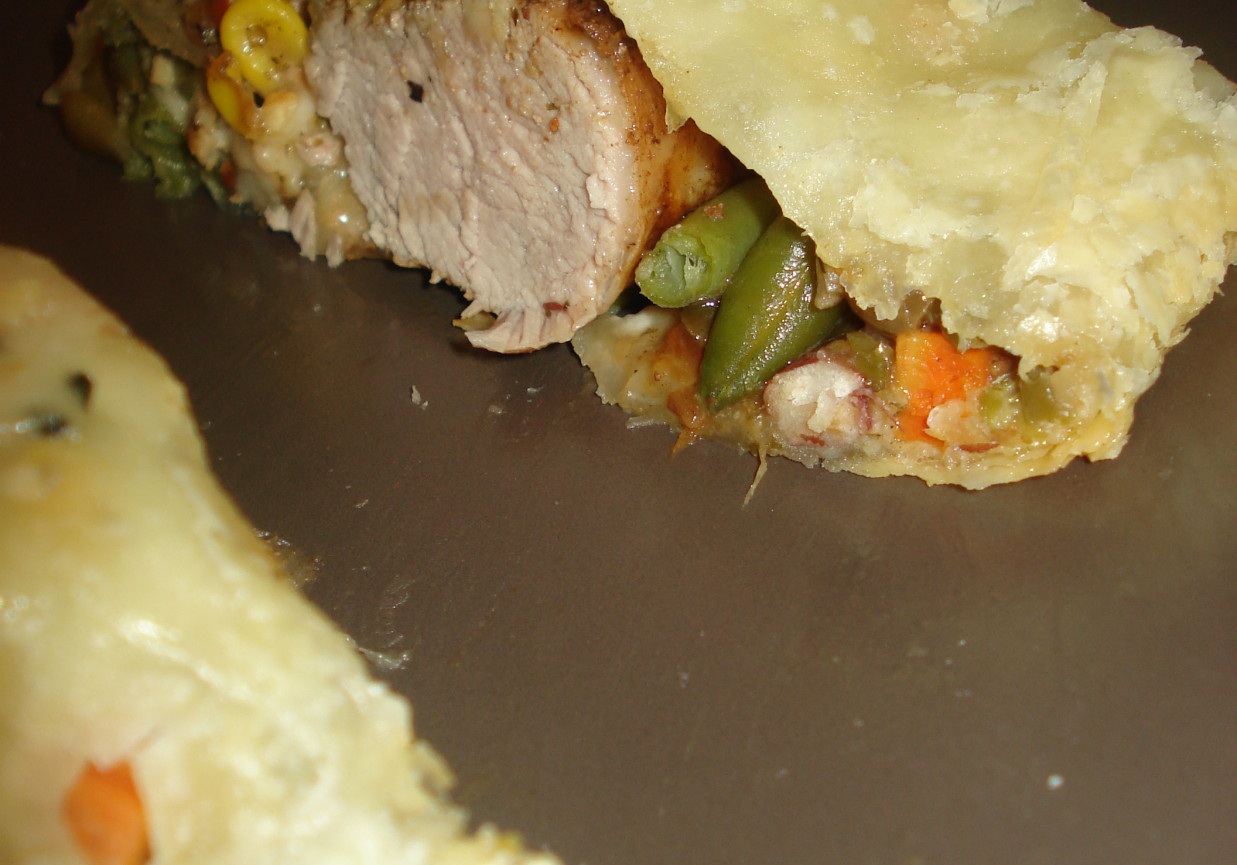 Polędwiczka wieprzowa w cieście francuskim w towarzystwie wędzonej Mozzareli i mieszanki meksykańskiej :) foto
