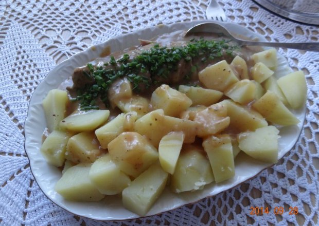Fotografia przedstawiająca Polędwiczka z czosnkowym sosem i ziemniaczkami