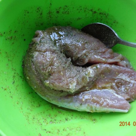 Krok 1 - Polędwiczka z czosnkowym sosem i ziemniaczkami foto