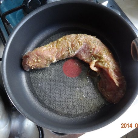 Krok 2 - Polędwiczka z czosnkowym sosem i ziemniaczkami foto