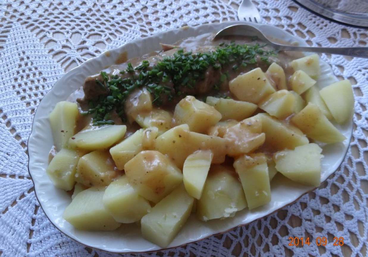Polędwiczka z czosnkowym sosem i ziemniaczkami foto