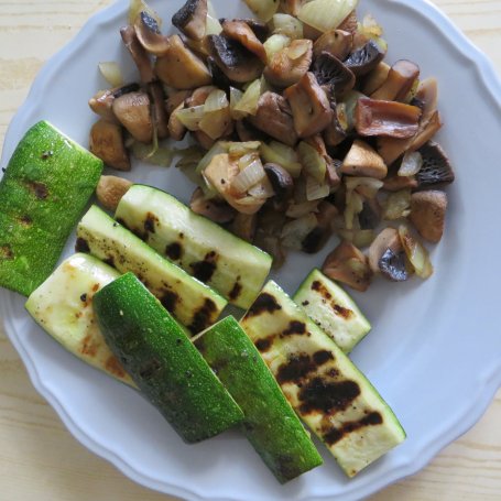 Krok 2 - Polędwiczki i warzywa grillowane w sosie miodowym foto