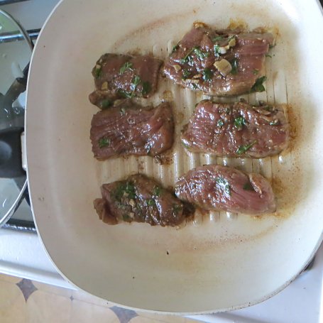 Krok 3 - Polędwiczki i warzywa grillowane w sosie miodowym foto
