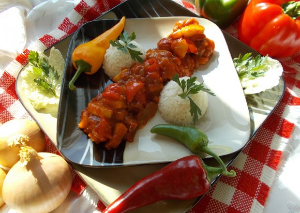 Fotografia przedstawiająca Polędwiczki w chrupiącej panierce z warzywami w sosie słodko-kwaśnym