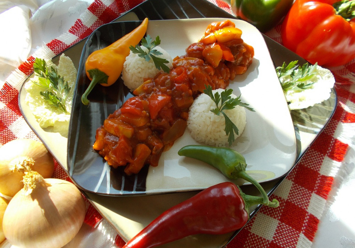 Polędwiczki w chrupiącej panierce z warzywami w sosie słodko-kwaśnym foto