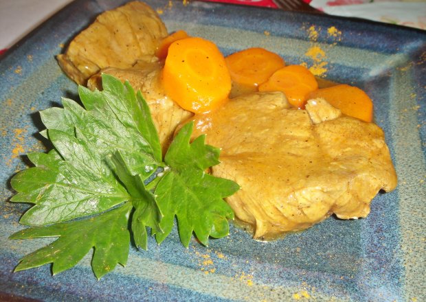 Fotografia przedstawiająca Polędwiczki wieprzowe duszone w gęstym sosie musztardowo-miodowym z marchewką