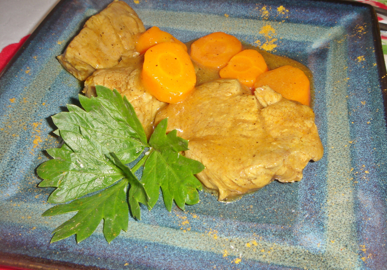 Polędwiczki wieprzowe duszone w gęstym sosie musztardowo-miodowym z marchewką foto