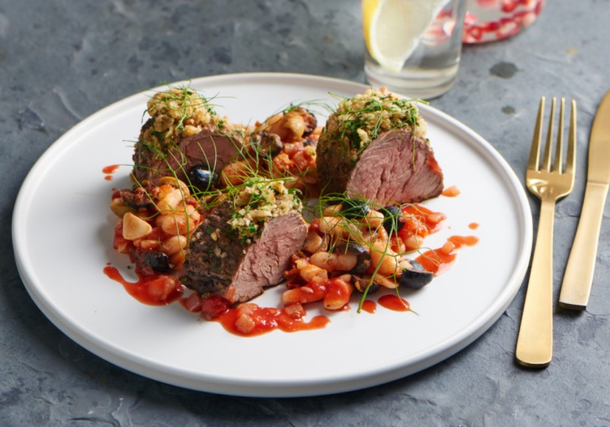 Polędwiczki wieprzowe w skorupce ziołowej z białą fasolą foto