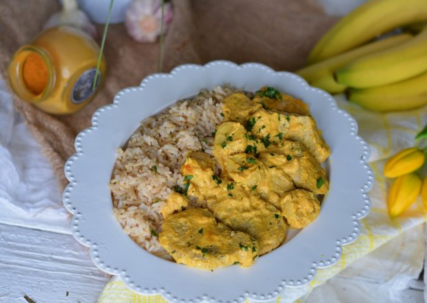 Fotografia przedstawiająca Polędwiczki wieprzowe w sosie curry i nutą słodkich bananów