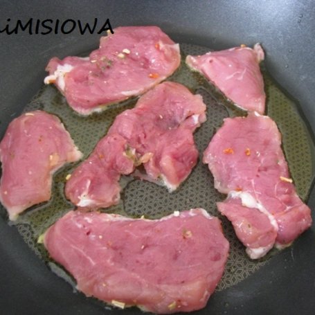 Krok 2 - Polędwiczki wieprzowe w sosie serowym foto