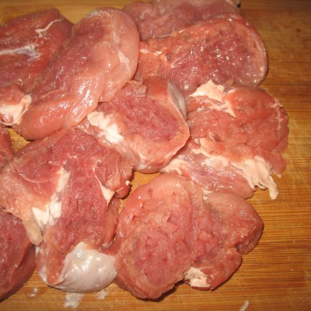 Krok 1 - Polędwiczki wieprzowe z boczkiem w sosie pieczarkowym foto