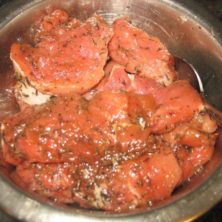 Krok 2 - Polędwiczki wieprzowe z boczkiem w sosie pieczarkowym foto