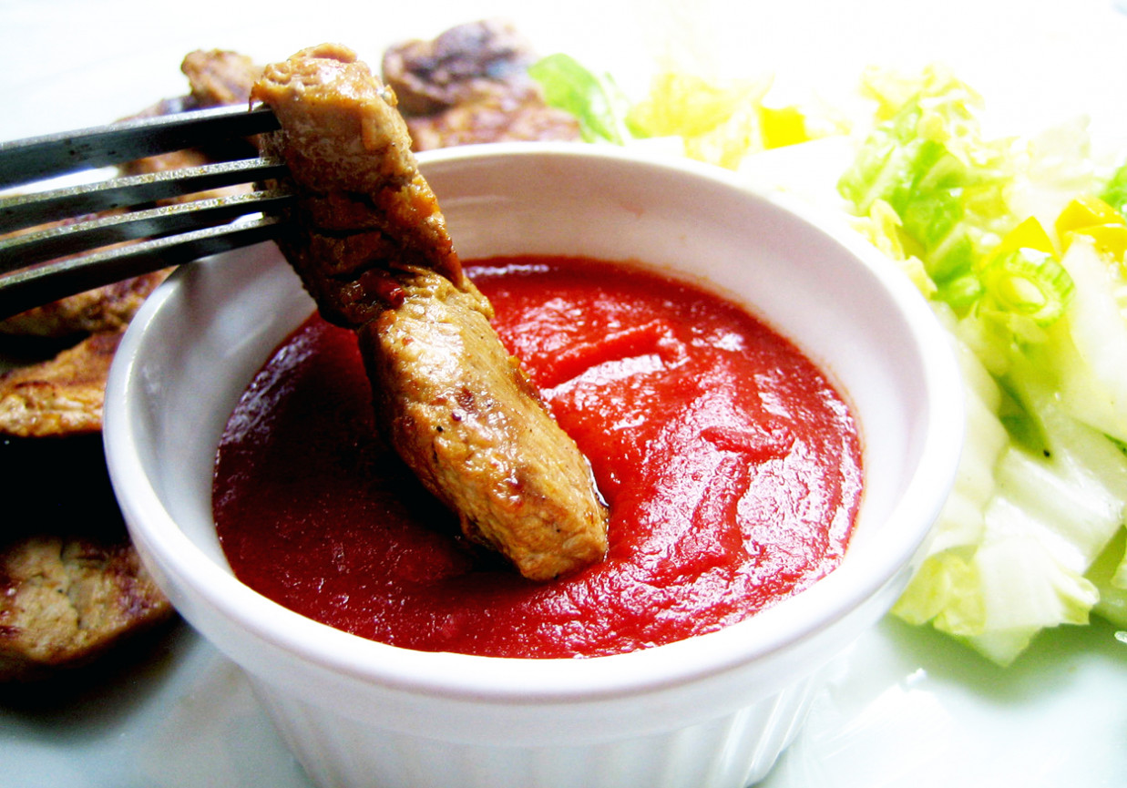 polędwiczki wieprzowe z sosem pomidorowo- czereśniowym foto