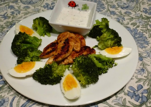 Fotografia przedstawiająca Polędwiczki z kurczaka z brokułami i jakiem