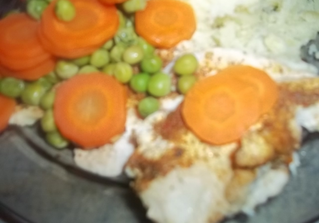 Polędwiczki z kurczaka z marchewką i groszkiem foto