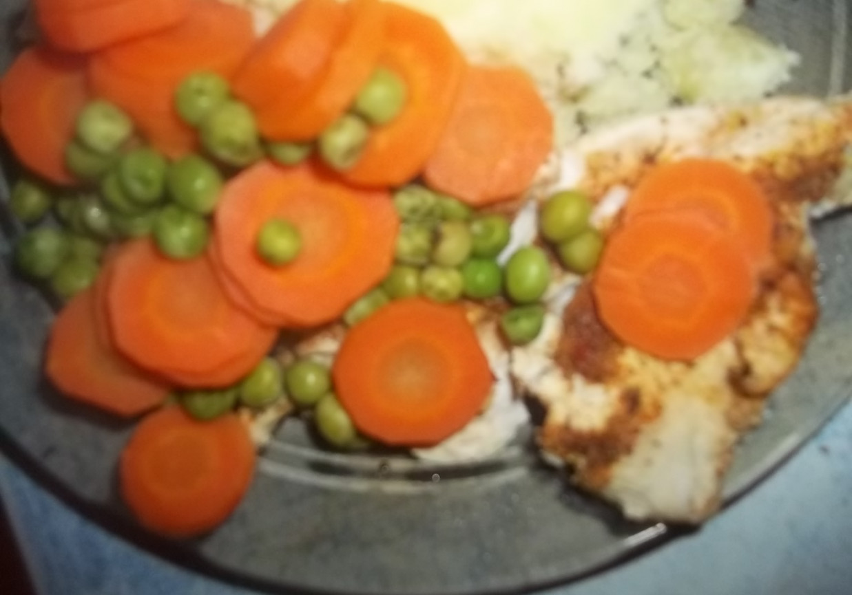 Polędwiczki z kurczaka z marchewką i groszkiem foto
