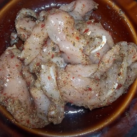 Krok 2 - Polędwiczki z kurczaka zapiekane z cebulą i rzodkiewką foto