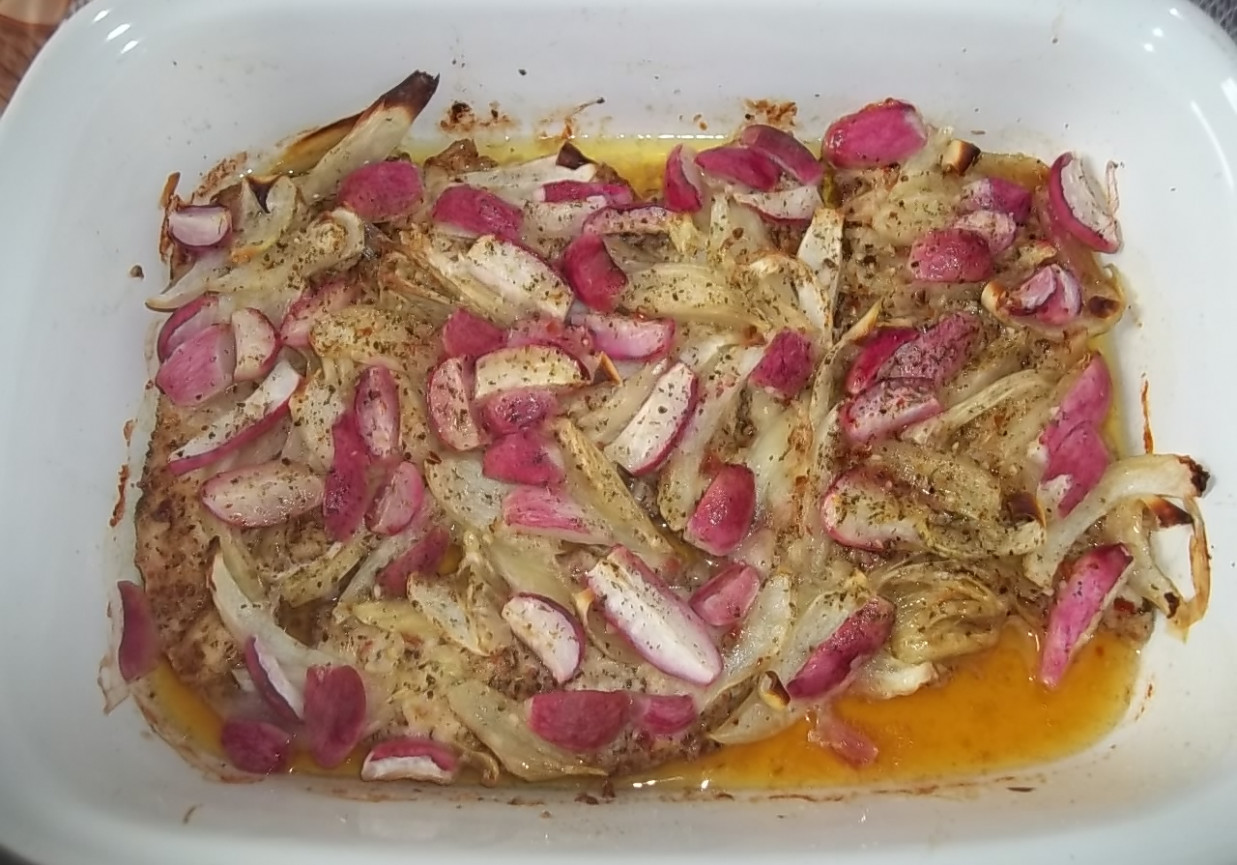 Polędwiczki z kurczaka zapiekane z cebulą i rzodkiewką foto