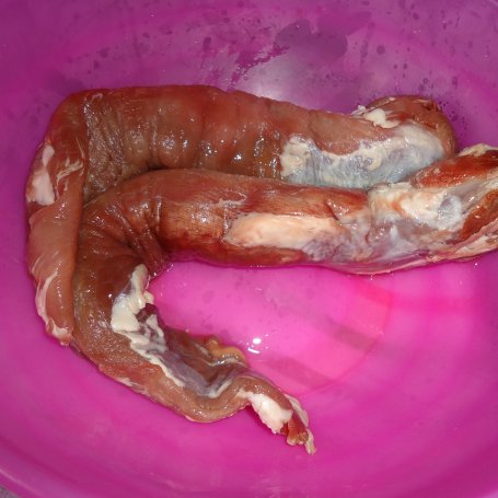 Krok 1 - Polędwiczki ze śliwką w plastrach boczku foto