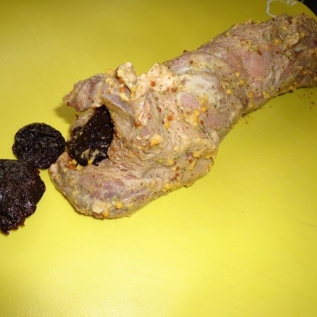 Krok 3 - Polędwiczki ze śliwką w plastrach boczku foto