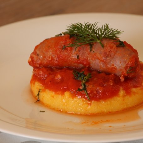 Krok 4 - Polenta z kiełbaską w pomidorach foto