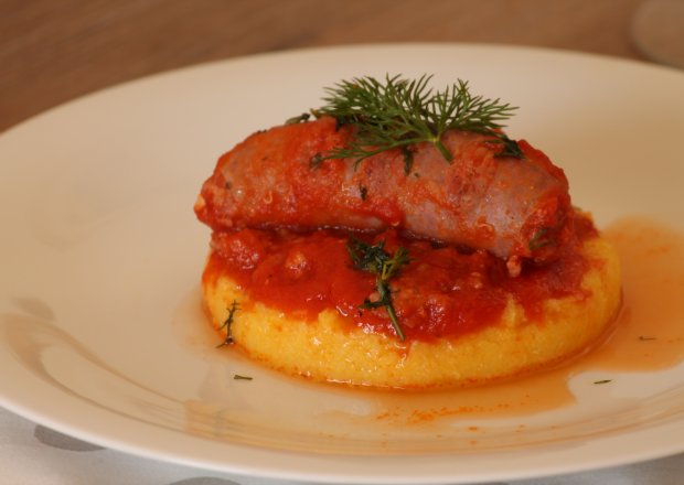 Fotografia przedstawiająca Polenta z kiełbaską w pomidorach