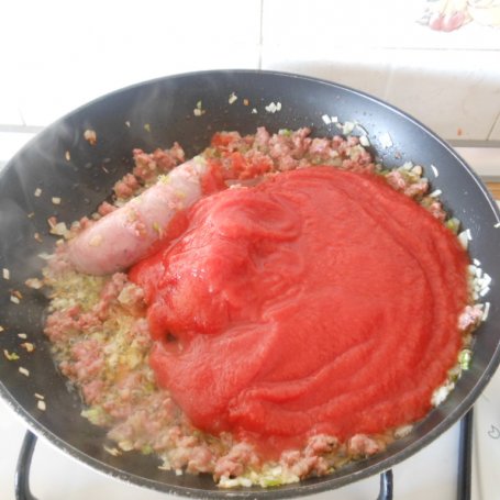 Krok 2 - Polenta z kiełbaską w pomidorach foto