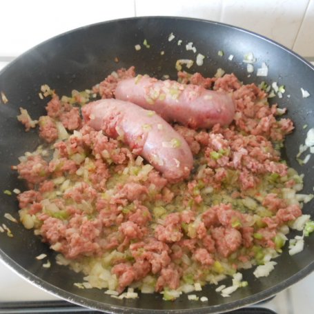 Krok 1 - Polenta z kiełbaską w pomidorach foto