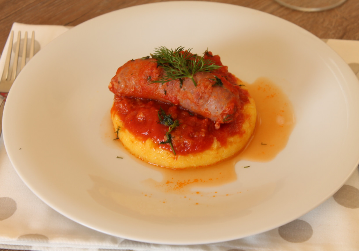 Polenta z kiełbaską w pomidorach foto