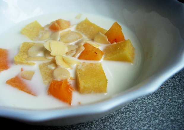 Fotografia przedstawiająca Polenta z migdałami i persymoną na mleku
