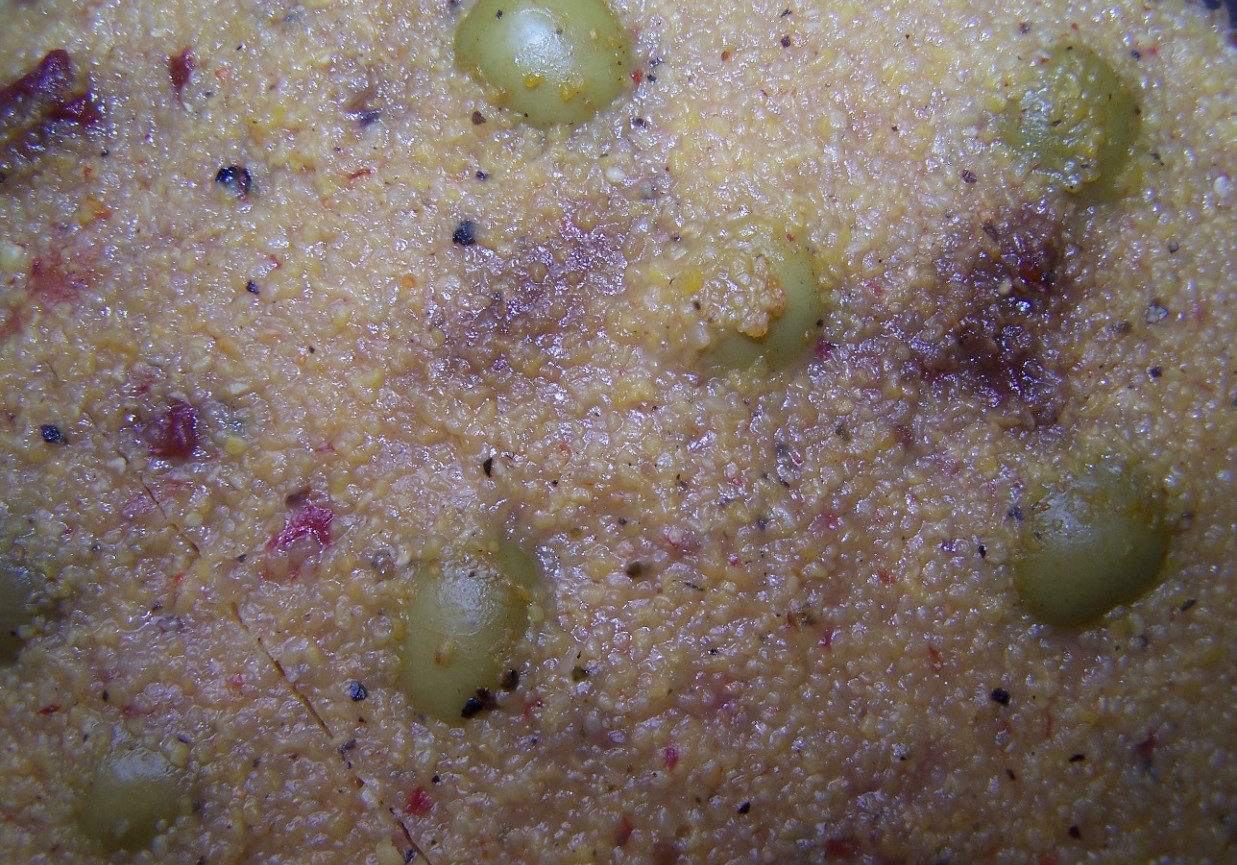 polenta z oliwkami i suszonymi pomidorami, zapiekana z mozzarellą foto
