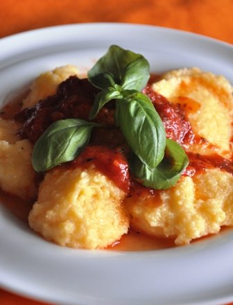 Fotografia przedstawiająca Polenta z sosem pomidorowym