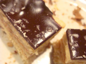 Fotografia przedstawiająca polewa do tortu czekoladowo- migdałowego