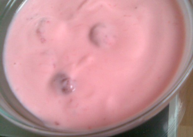 Fotografia przedstawiająca Polewa jogurtowo truskawkowa