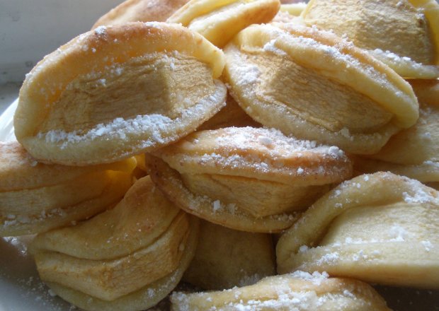 Fotografia przedstawiająca Półfrancuskie ciasteczka serowe z jabłkiem