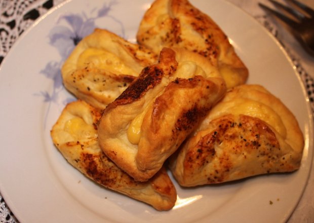 Fotografia przedstawiająca Półfrancuskie pakieciki z serem i przyp