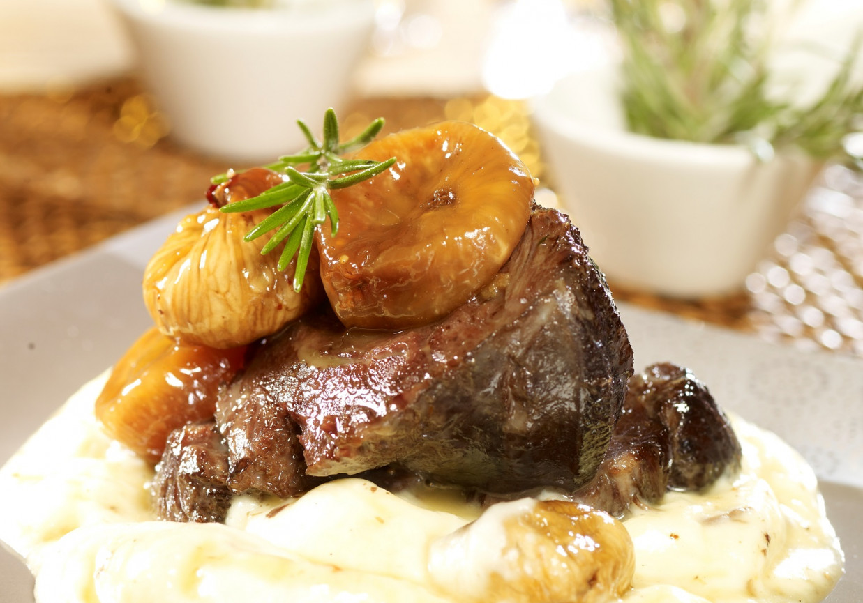 Policzki cielęce z ciemnym piwem i figami na purée z topinamburu foto