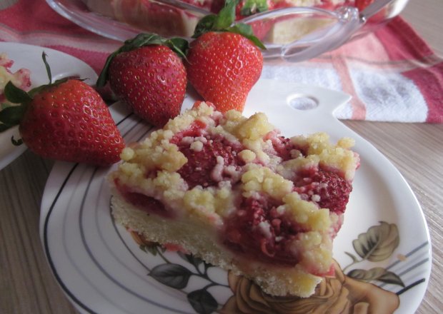 Fotografia przedstawiająca Półkruche ciasto z truskawkami