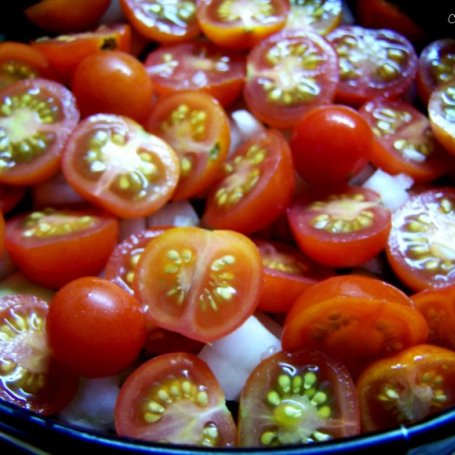 Krok 2 - półkruche ciasto ziołowe z pomidorkami foto