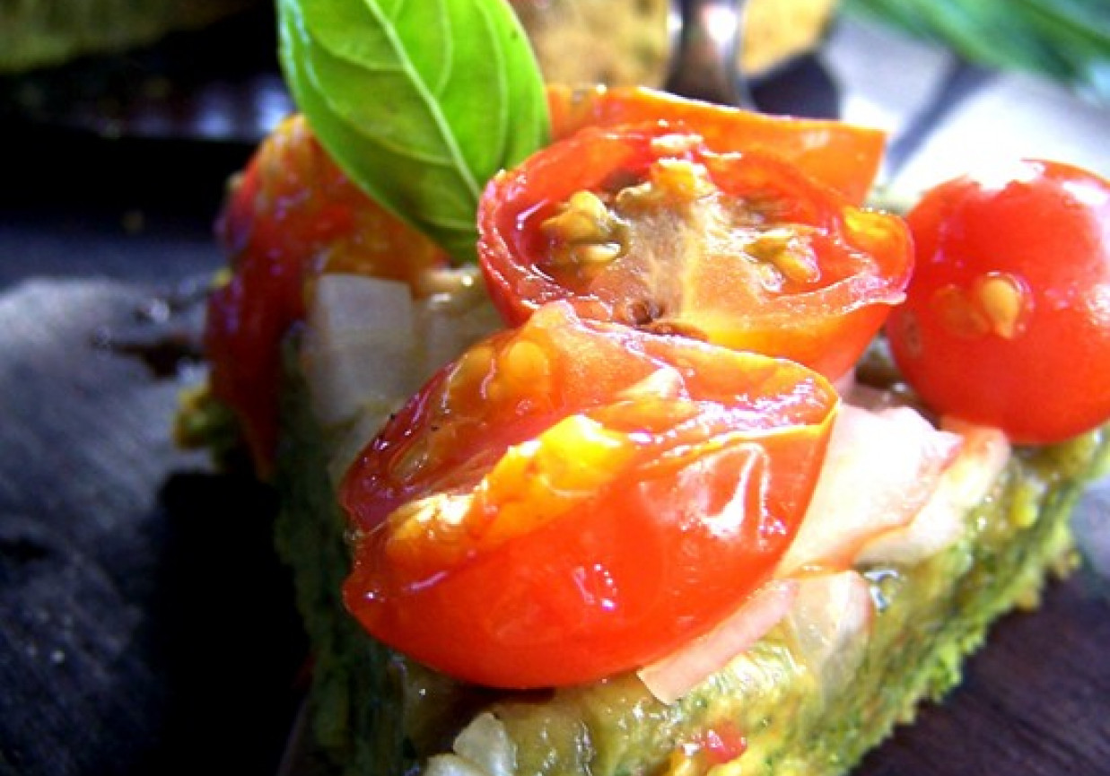 półkruche ciasto ziołowe z pomidorkami foto