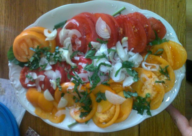 Fotografia przedstawiająca Półmisek kolorowych pomidorów