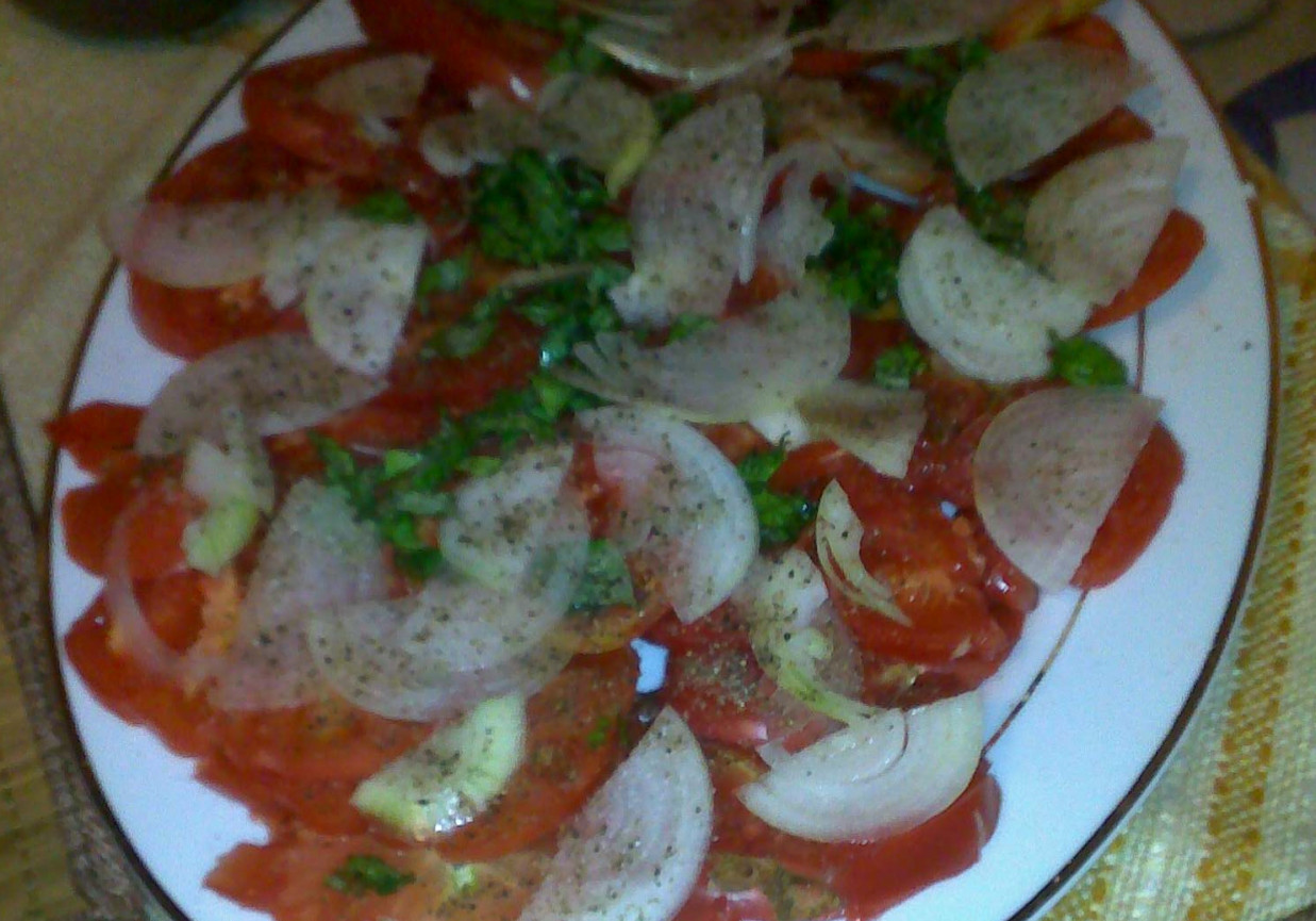 Półmisek pomidorów byczych serc ze szczypiorkiem i cebulą foto