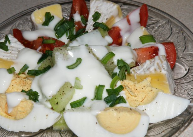 Fotografia przedstawiająca Półmisek śniadaniowy z serem camembert