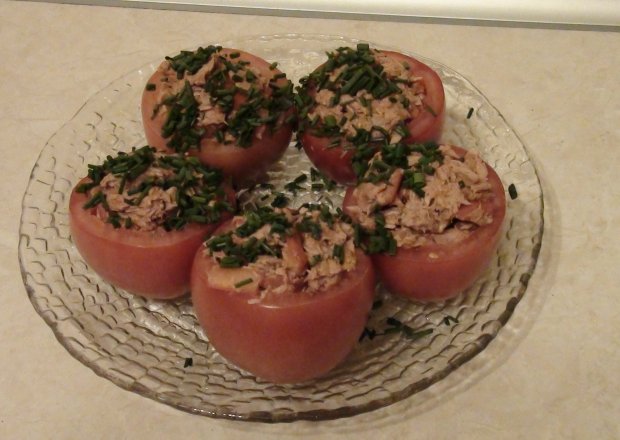 Fotografia przedstawiająca Połówki pomidoró faszerowanych tuńczykiem