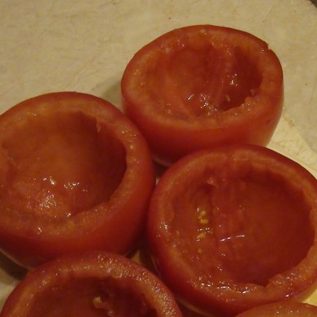 Krok 2 - Połówki pomidoró faszerowanych tuńczykiem foto